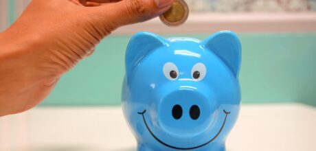 Um guia simples para quem quer sair da poupança e começar a investir sem precisar de grandes quantias.